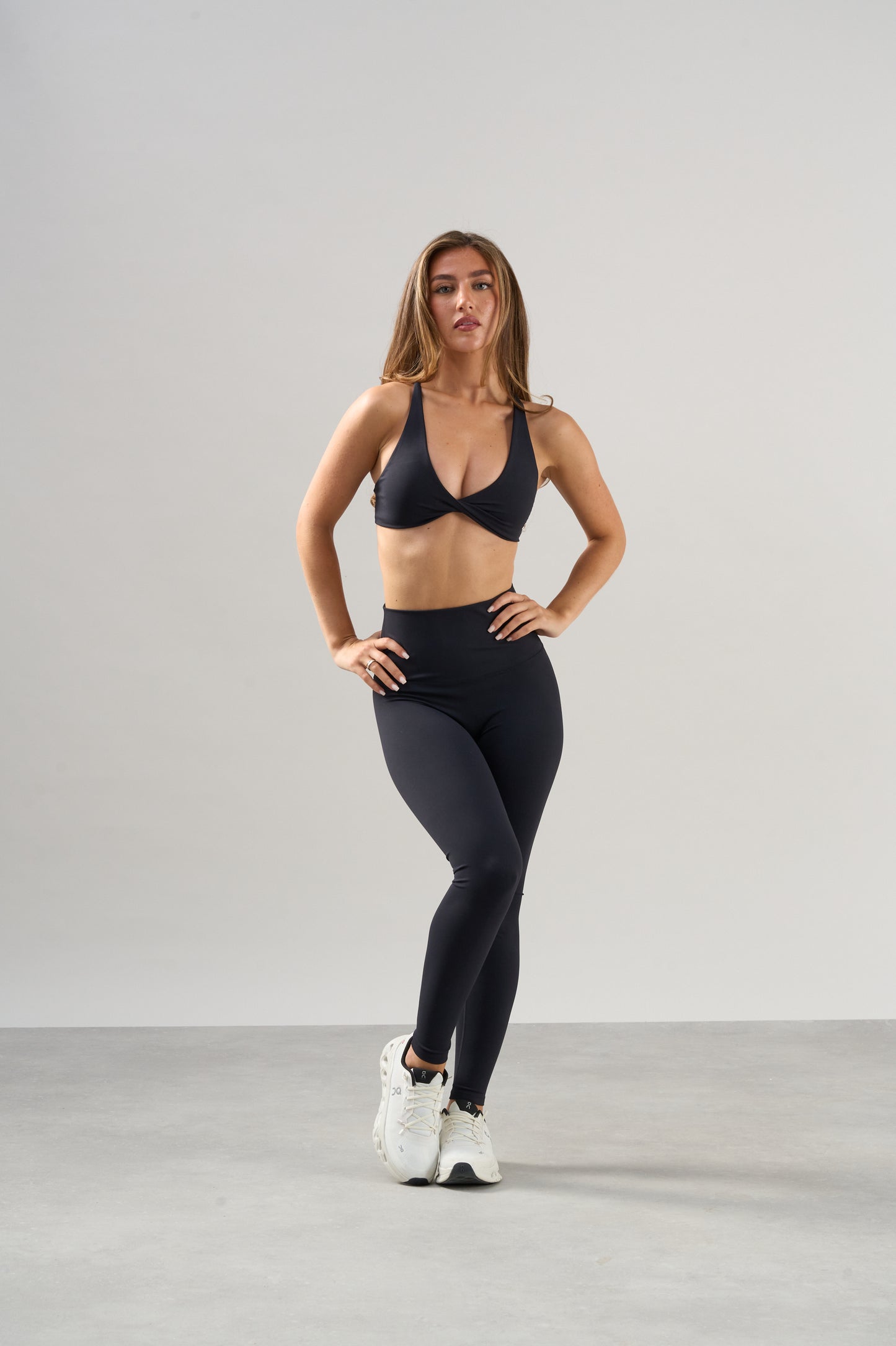 Ultimate Twist Front Sports Bra - Black