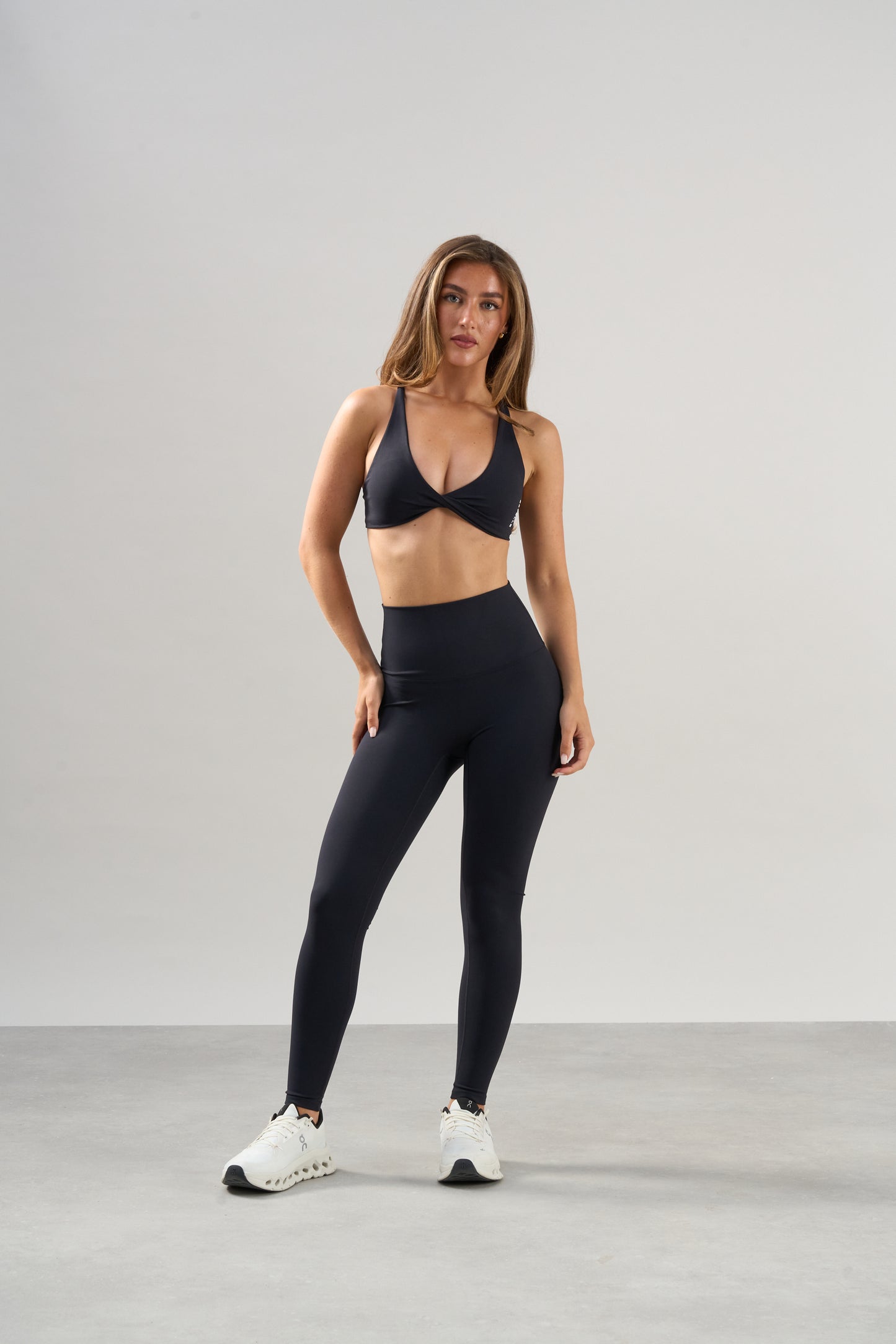Ultimate Twist Front Sports Bra - Black