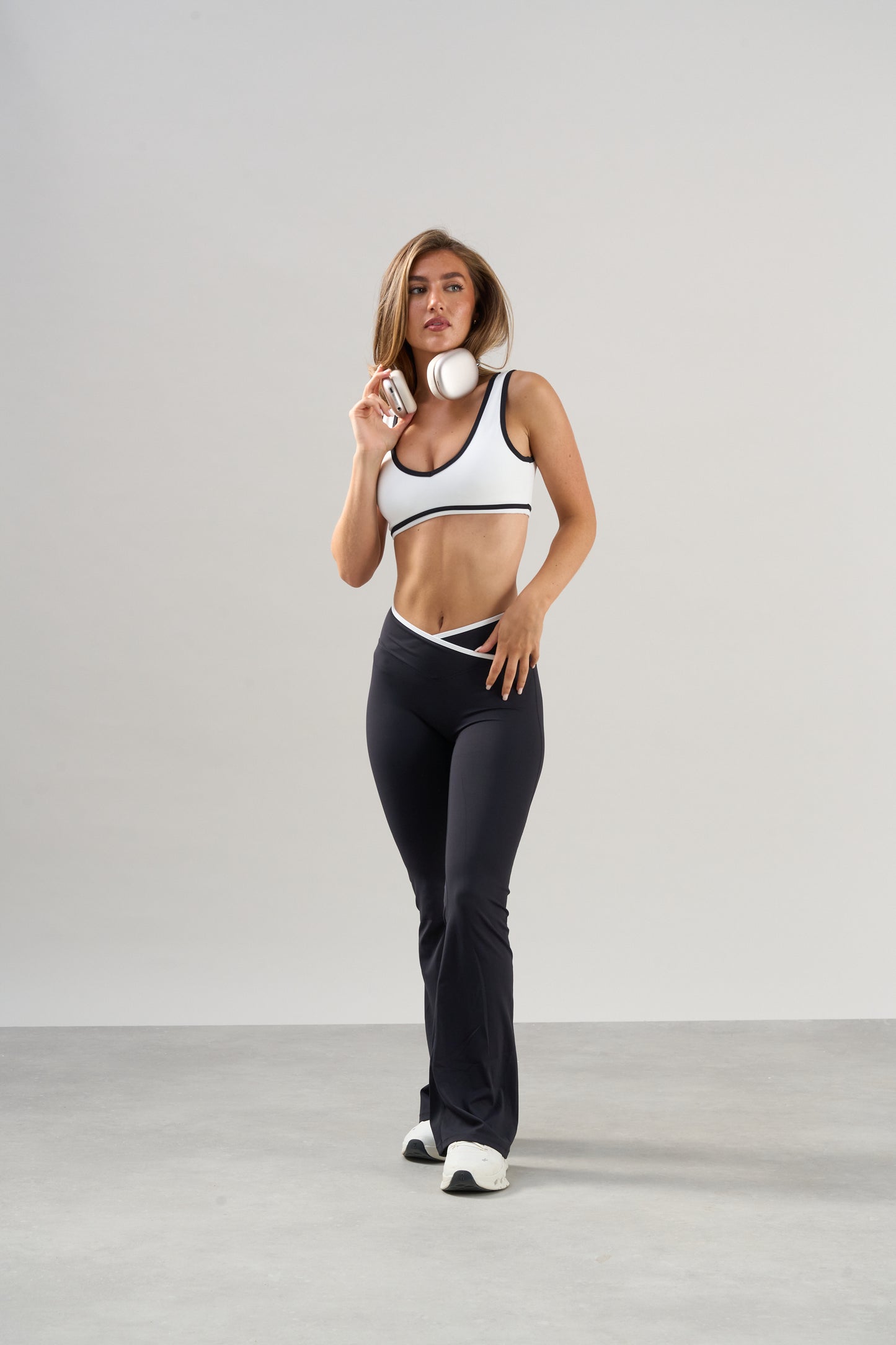 Contrast Seamless V Bra - White