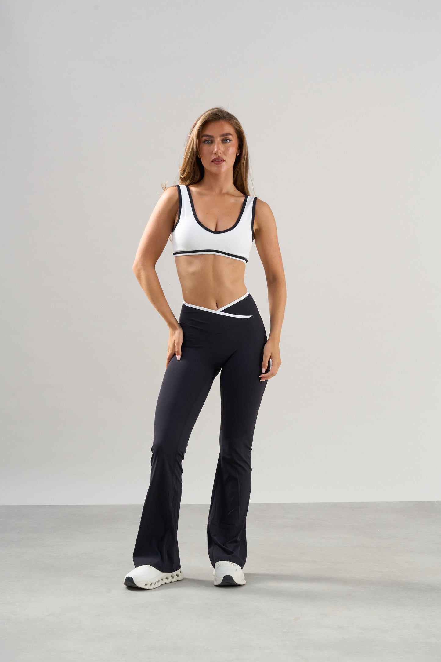 Contrast Seamless V Bra - White