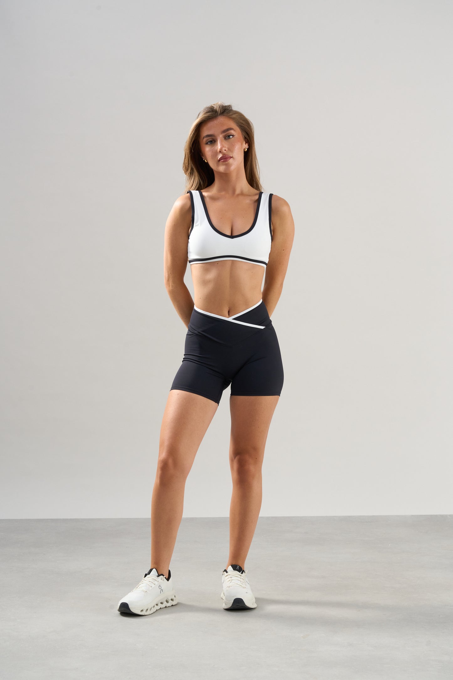 Contrast Seamless V Bra - White