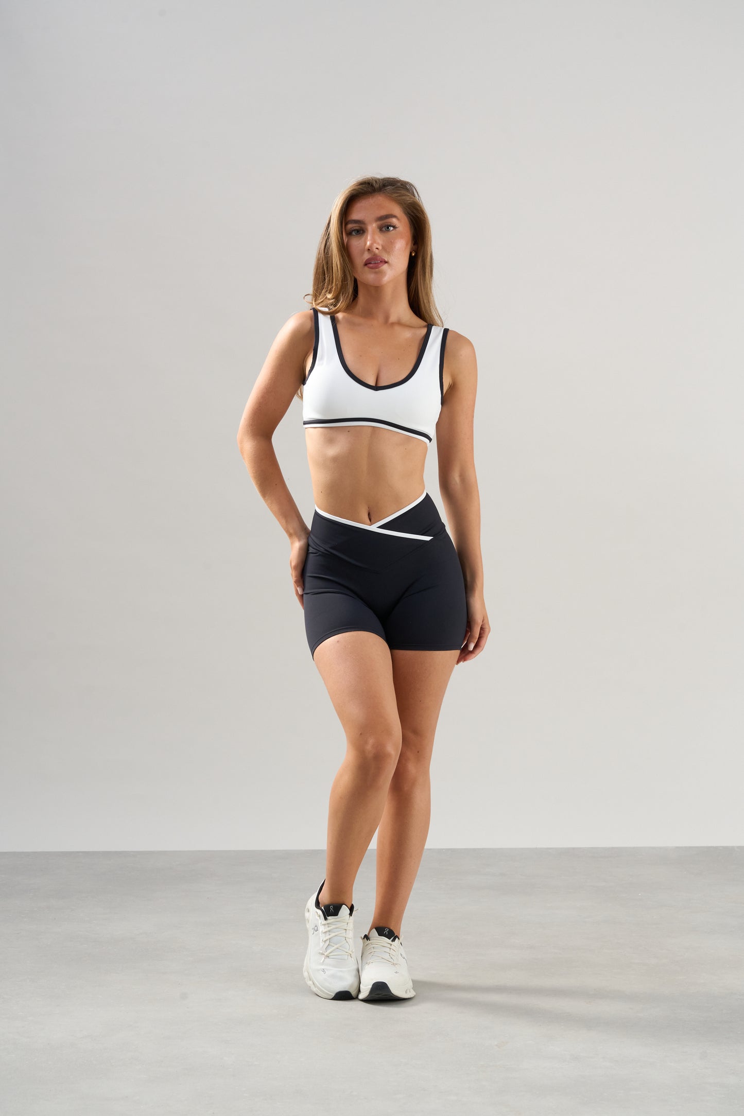 Contrast Seamless V Bra - White